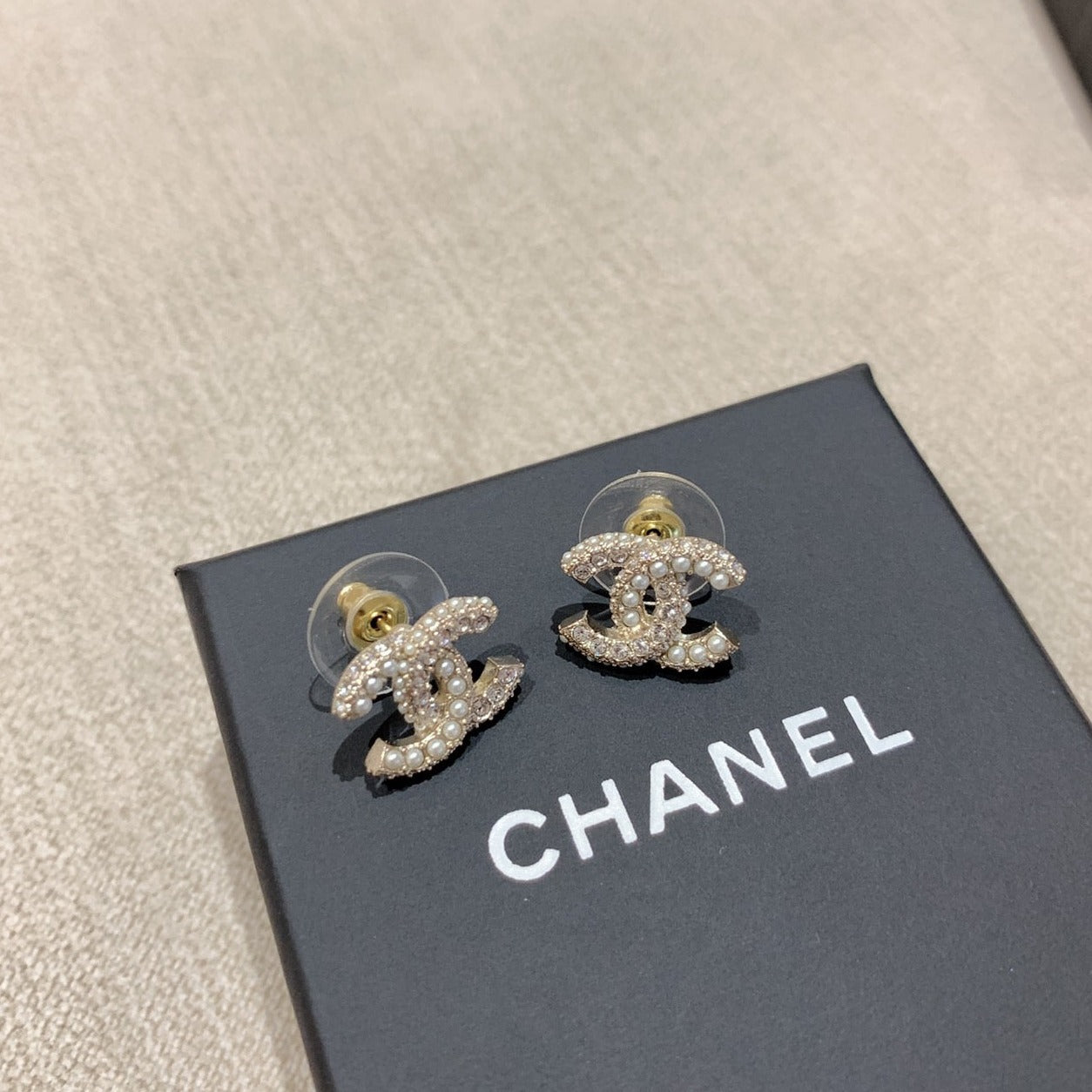 CHANEL✨| CC PEARL AND CRYSTAL METAL EARRINGS 雙C珍珠連排水晶耳釘 AB9400 -