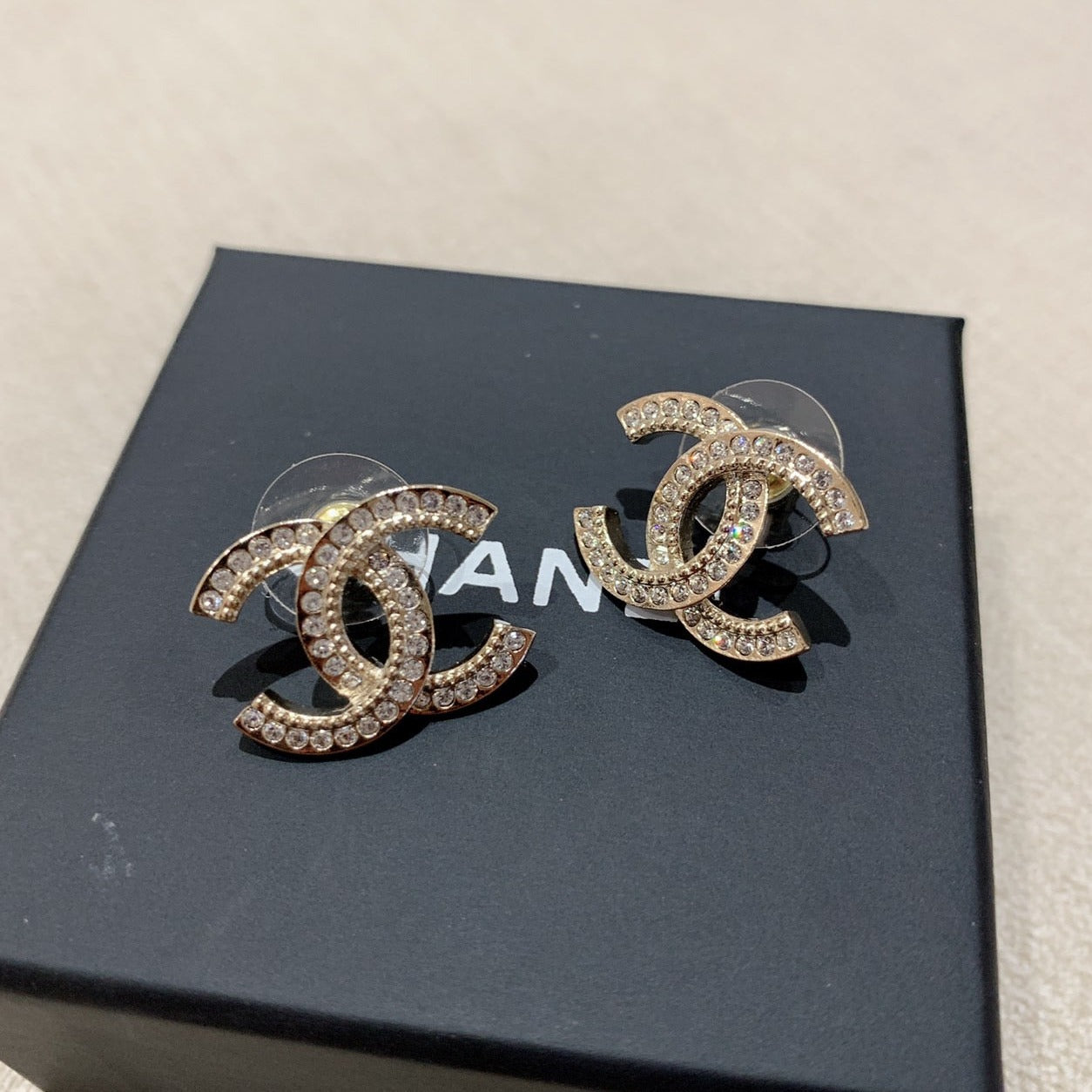 CHANEL✨ CC SMALL CRYSTAL METAL EARRINGS 排鑽復古金耳釘 AB9168 -