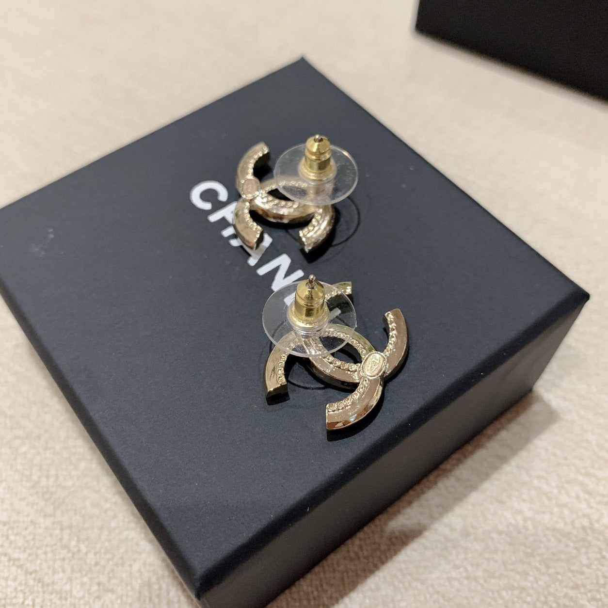 CHANEL✨ CC SMALL CRYSTAL METAL EARRINGS 排鑽復古金耳釘 AB9168 -