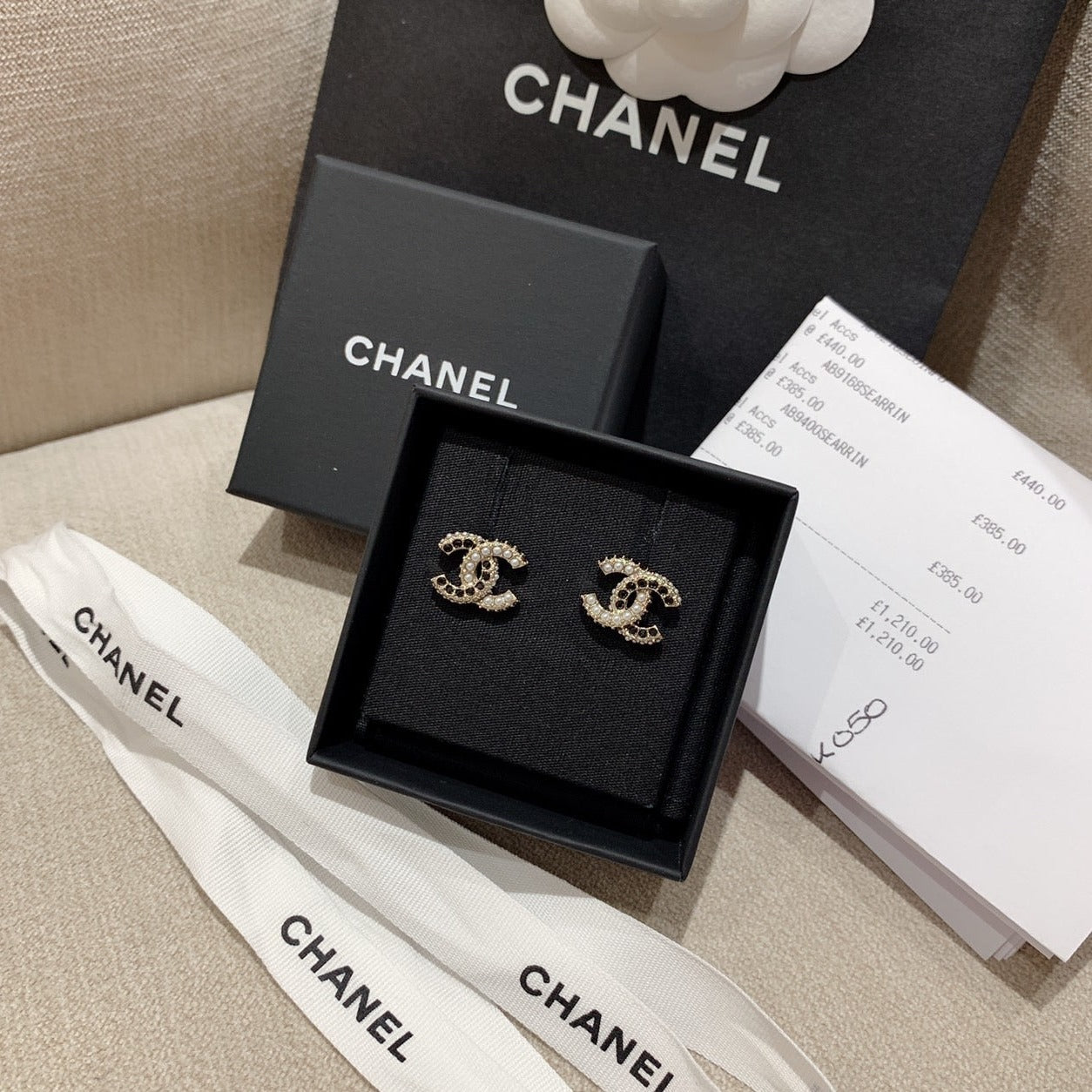 CHANEL✨ CC BLACK AND WHITE PEARL EARRINGS 黑白珍珠黑鑽耳針 -