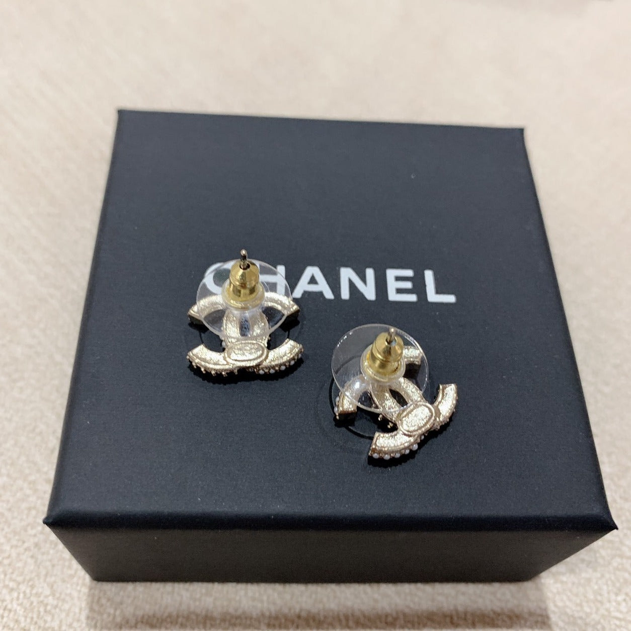 CHANEL✨ CC BLACK AND WHITE PEARL EARRINGS 黑白珍珠黑鑽耳針 -