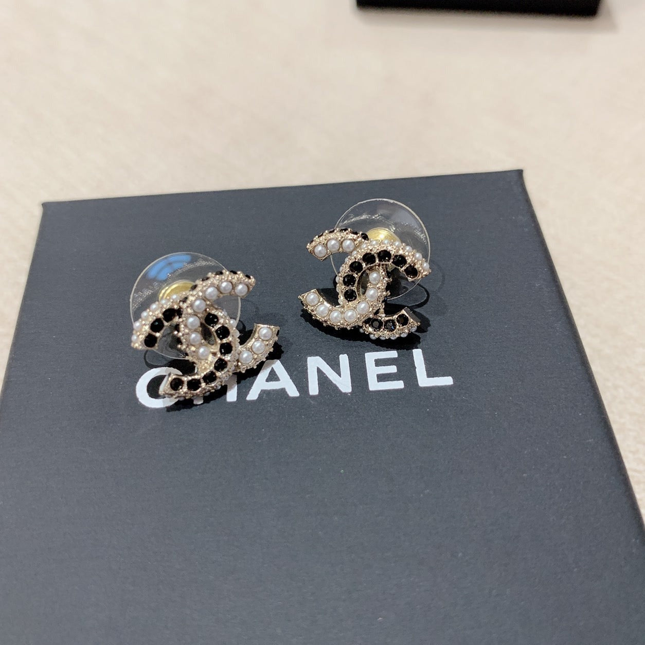 CHANEL✨ CC BLACK AND WHITE PEARL EARRINGS 黑白珍珠黑鑽耳針 -