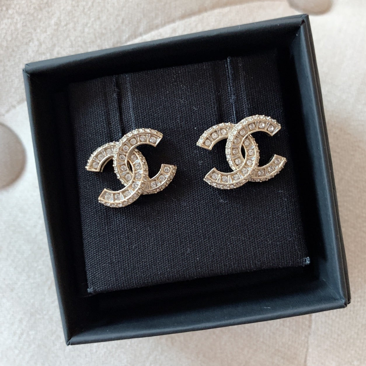CHANEL✨ CC GOLD STRASS METAL EARRINGS 立體雙排鑽耳針 A86504 -