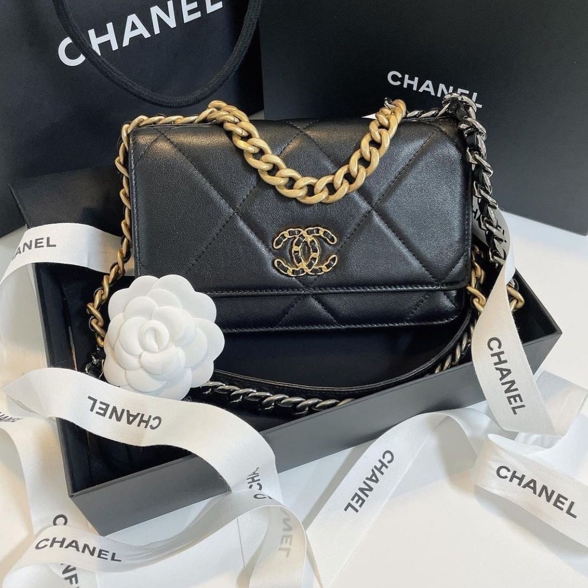 CHANEL▶︎✨| 19 LAMBSKIN WALLET ON CHAIN 經典19小羊皮WOC鏈包 AP3267 *£3,430