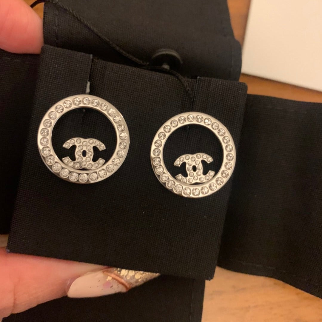 CHANEL▶︎✨| CC GOLD CIRCLE METAL AND CRYSTAL EARRINGS 小圓圈水晶耳針 A96562 -