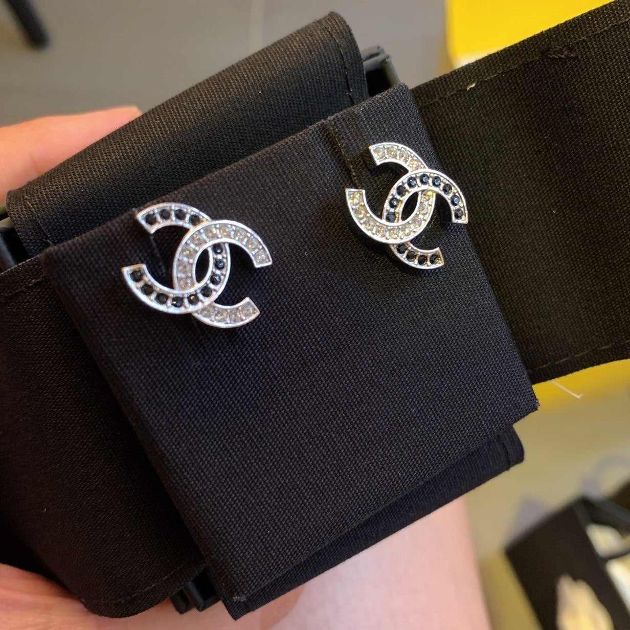 CHANEL✨ CC BLACK AND WHITE METAL EARRINGS 雙C黑白金屬耳針 AB8981 -