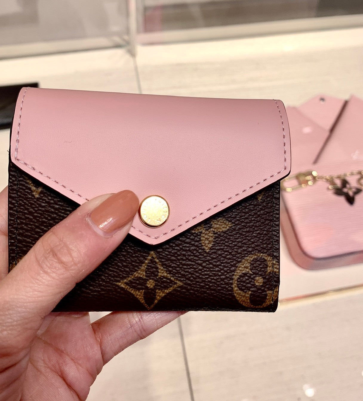 LV Zoé 牛皮拼老花信封短夾/400✨🉐17800
