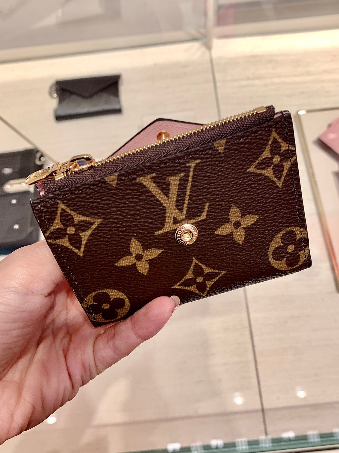 LV Zoé 牛皮拼老花信封短夾/400✨🉐17800