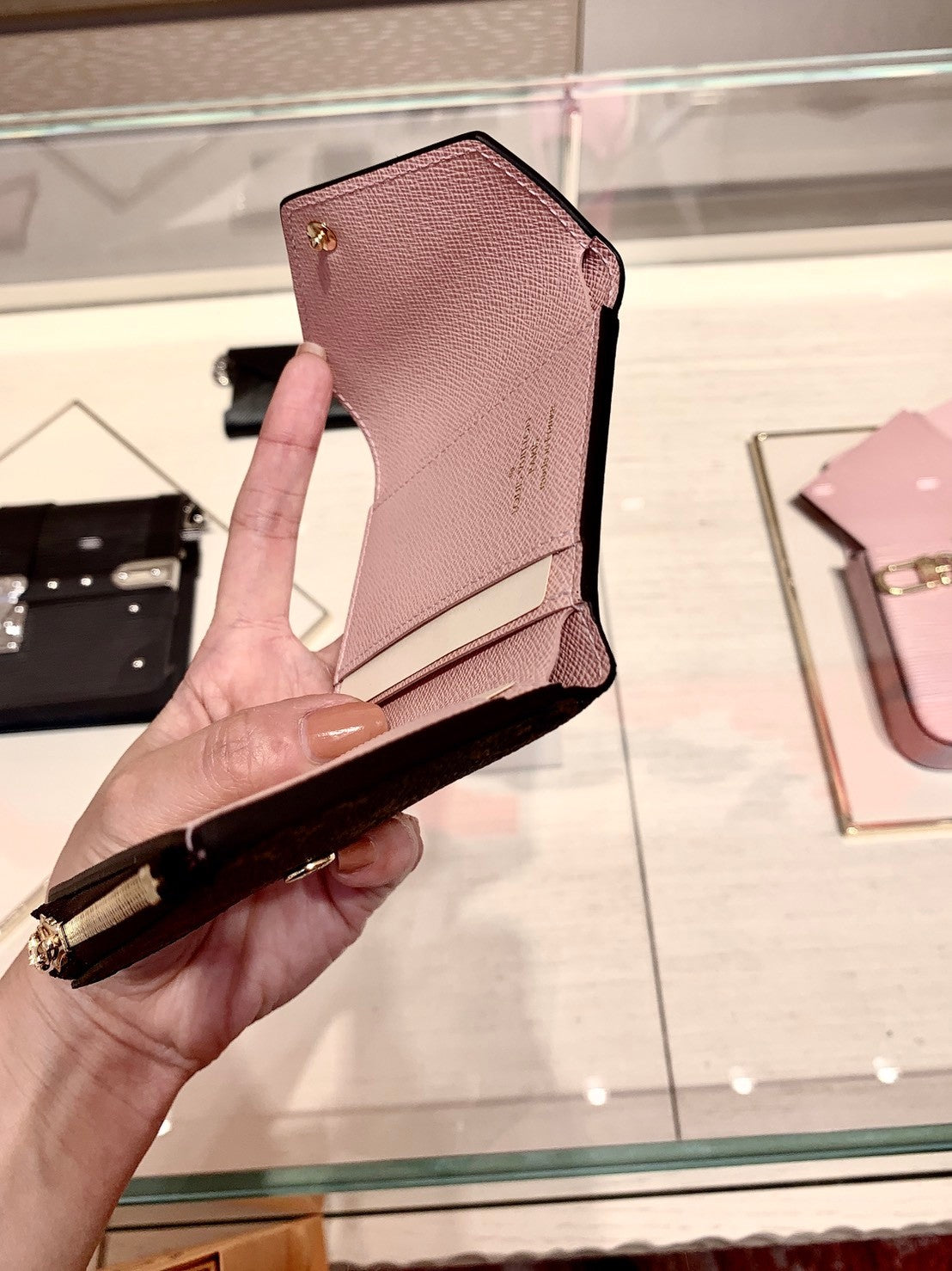 LV Zoé 牛皮拼老花信封短夾/400✨🉐17800
