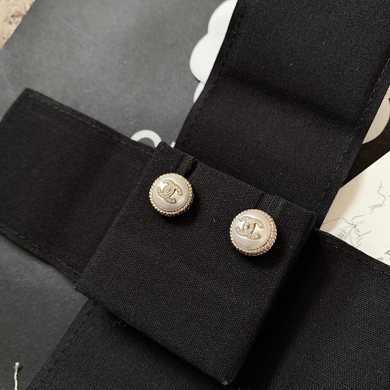 CHANEL✨ PEARL ROUND GOLD FRAME EARRINGS 復古圓珍珠底耳釘 -