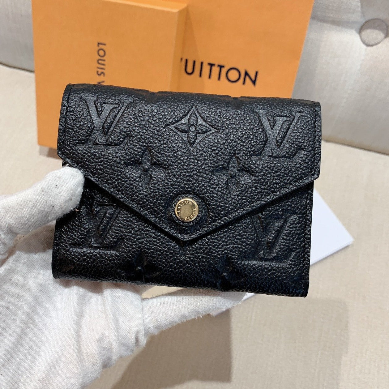 LV Victorine 壓紋牛皮信封短夾/505✨🉐22210