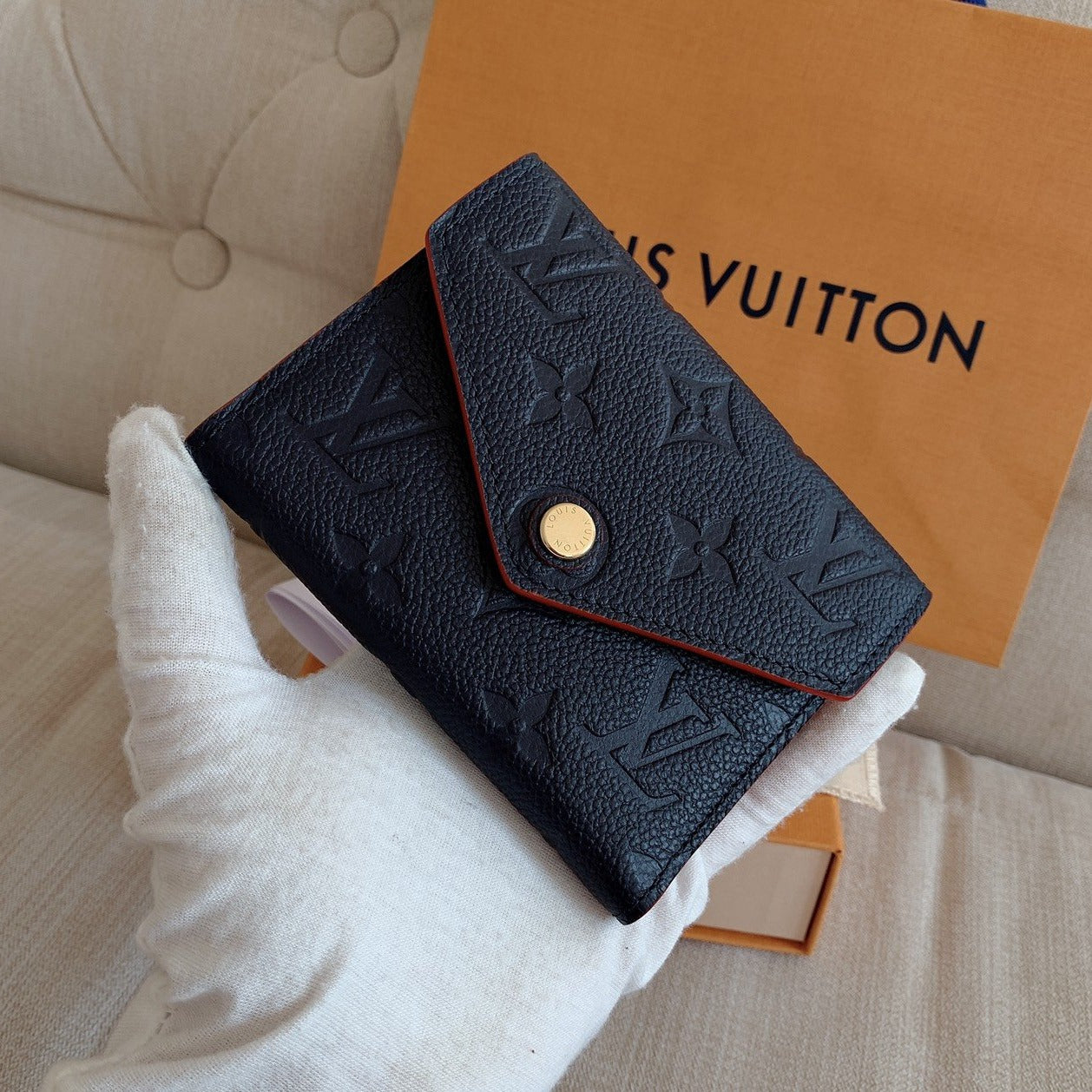 LV Victorine 壓紋牛皮信封短夾/505✨🉐22210