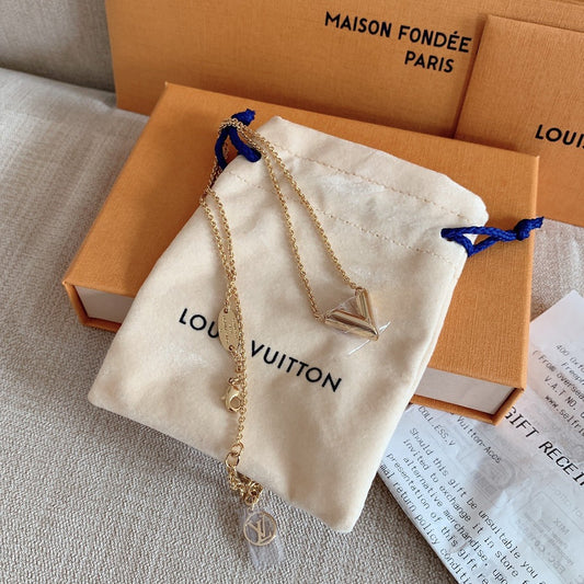 LV▪️Essential V 金色V項鍊/380✨優惠🉐16580