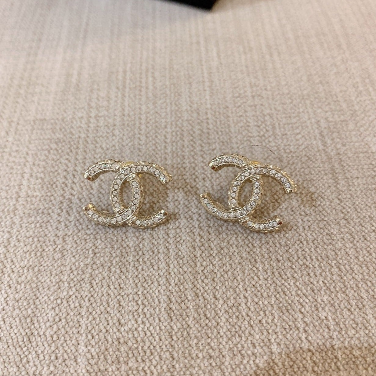 CHANEL✨ CC METAL GOLD EARRINGS 雙C立體排鑽耳針 AB7769 -