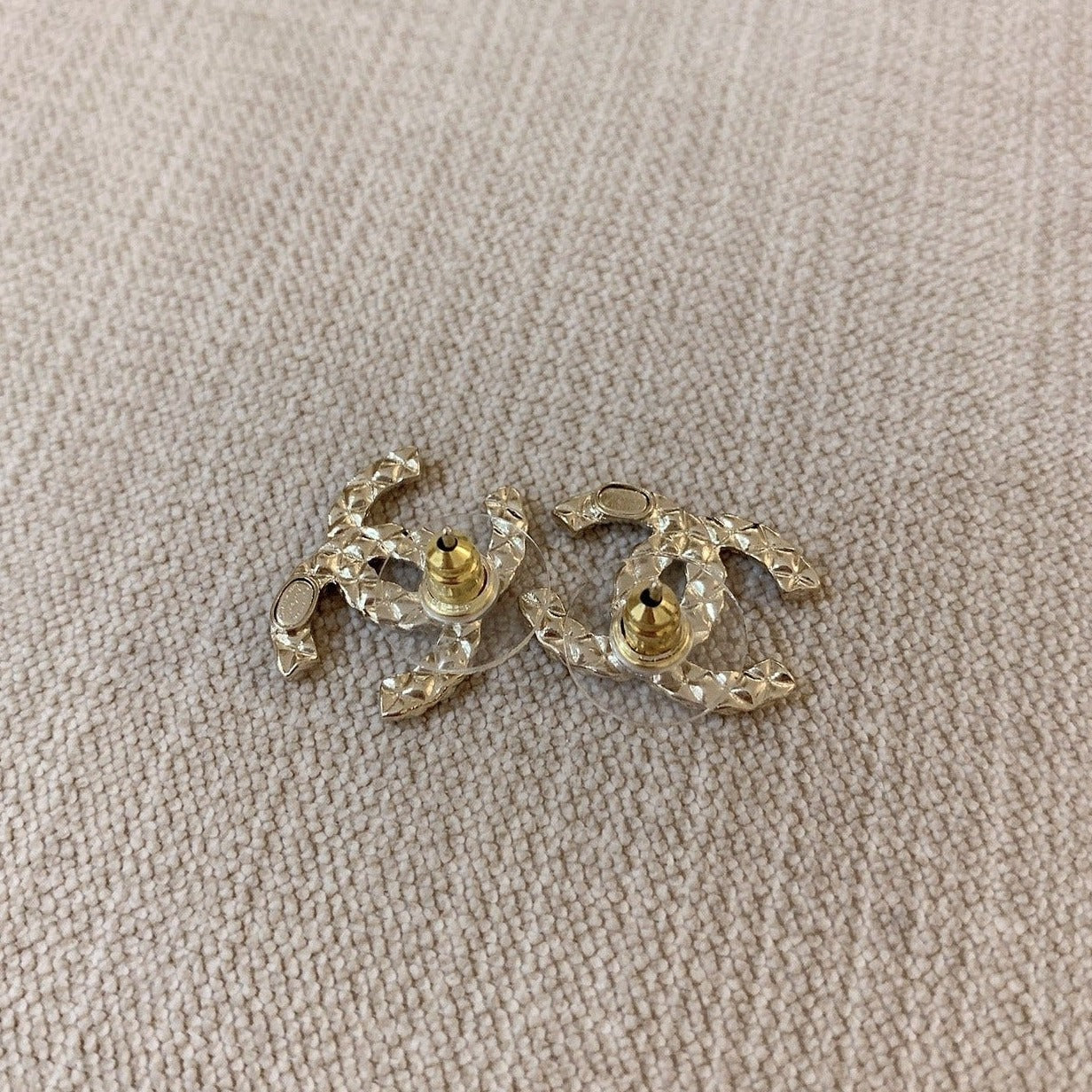 CHANEL✨ CC METAL GOLD EARRINGS 雙C立體排鑽耳針 AB7769 -