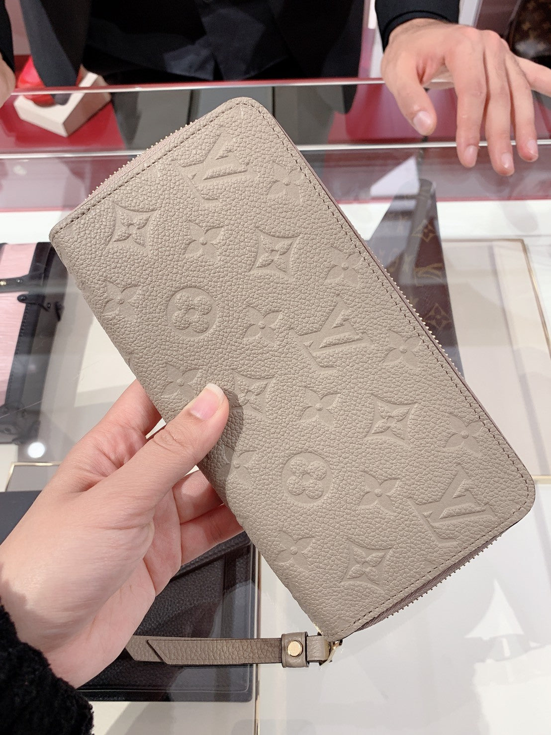 LV▪️Zippy 壓紋牛皮拉鍊長夾/740✨🉐32080