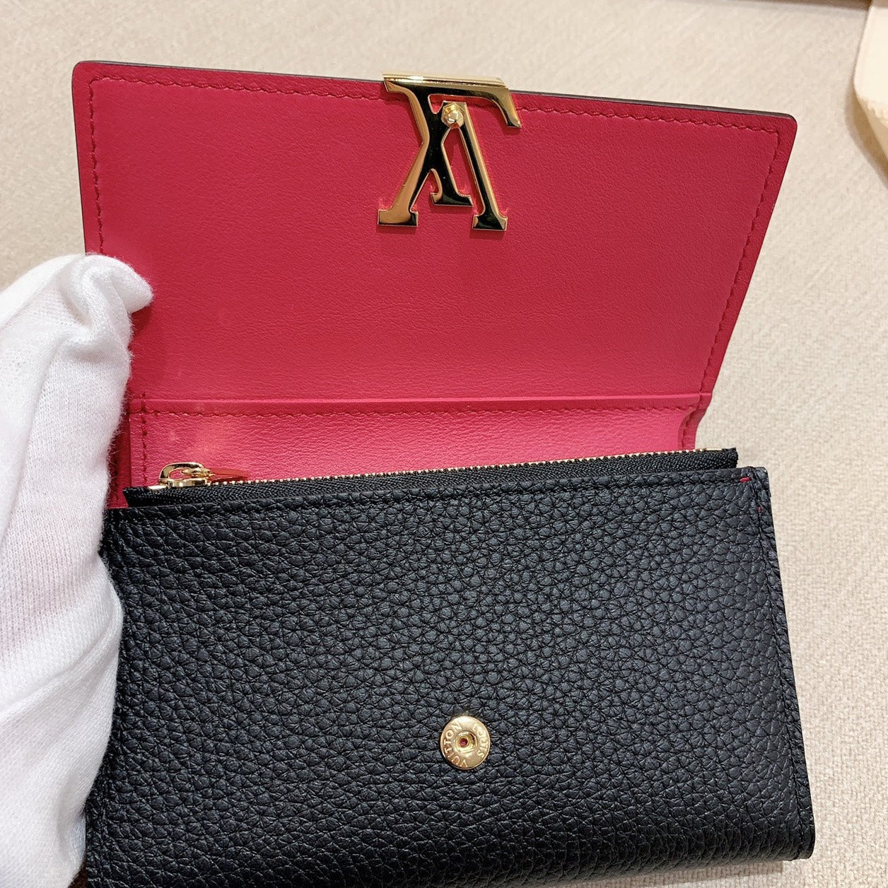 LV Capucines 素面三折短夾/725✨🉐31450