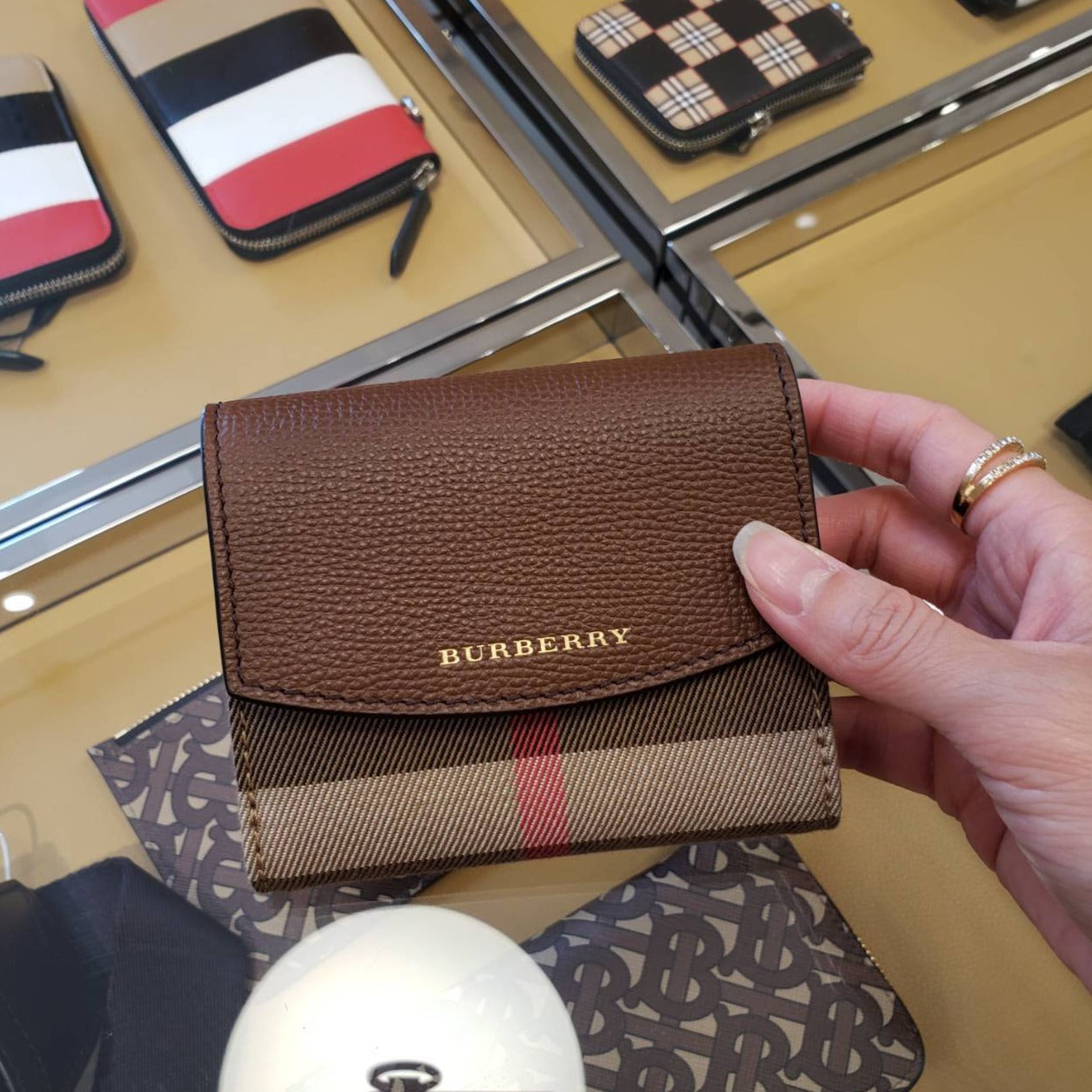 @Burberry Luna 小款格紋拼皮翻蓋短夾/P215 🔥下殺🉐11000