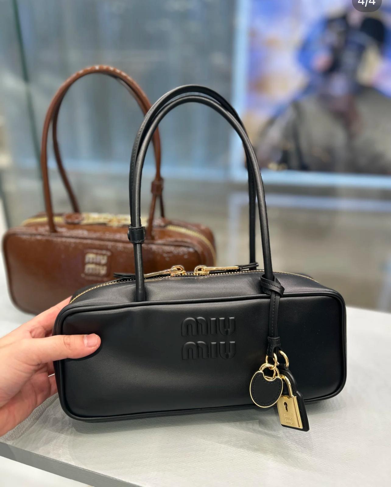 MiuMiu▪️Beau Leather 新長柄保齡球包/2600E2850 🉐103600🇪🇺
