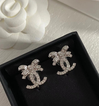 CHANEL✨| CC BOW METAL EARRINGS SILVER 蝴蝶結雙C水鑽耳環 ABA922 -