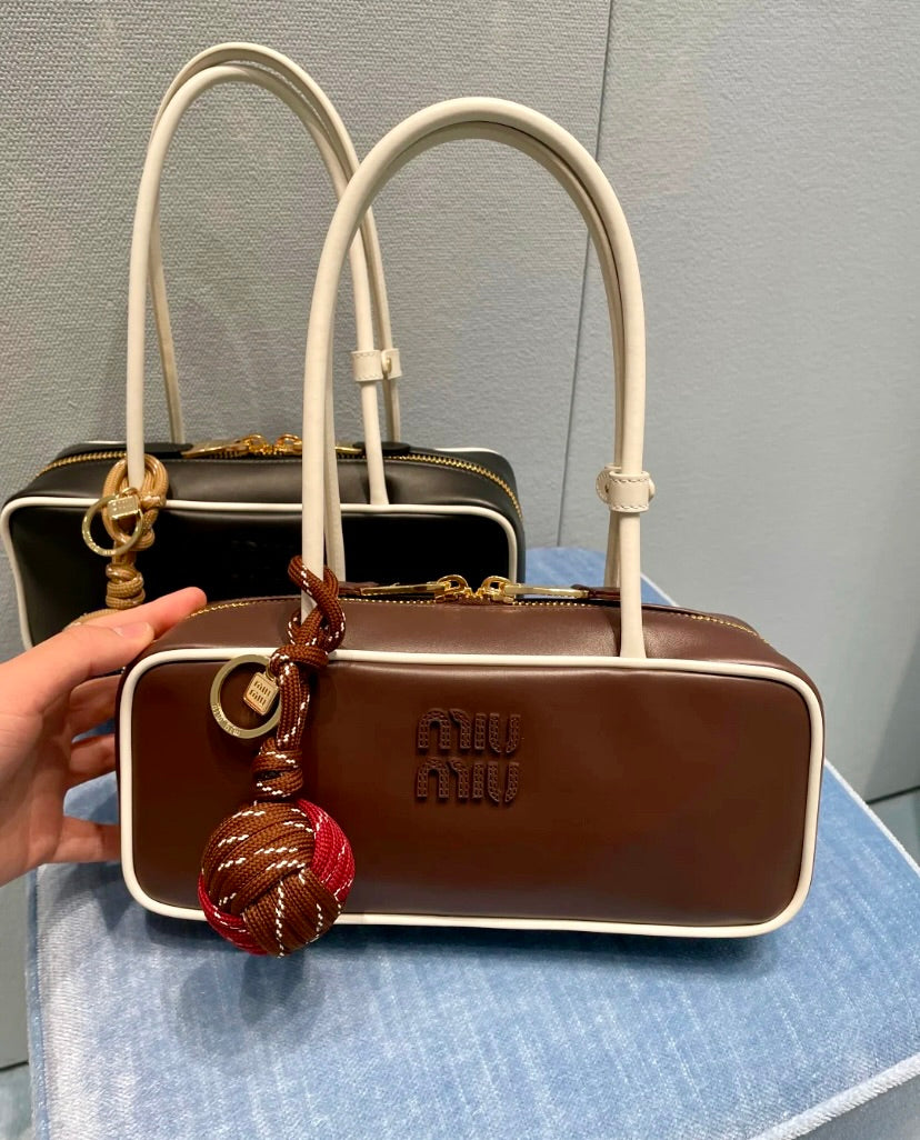 MiuMiu Beau Leather 新長柄保齡球包/E2650 🉐96400🇪🇺