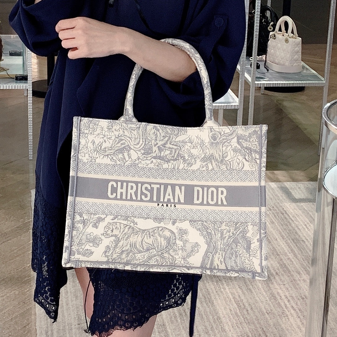 Dior▪️Book Tote M 中款刺繡托特包/2500E2700 🉐95500🇪🇺