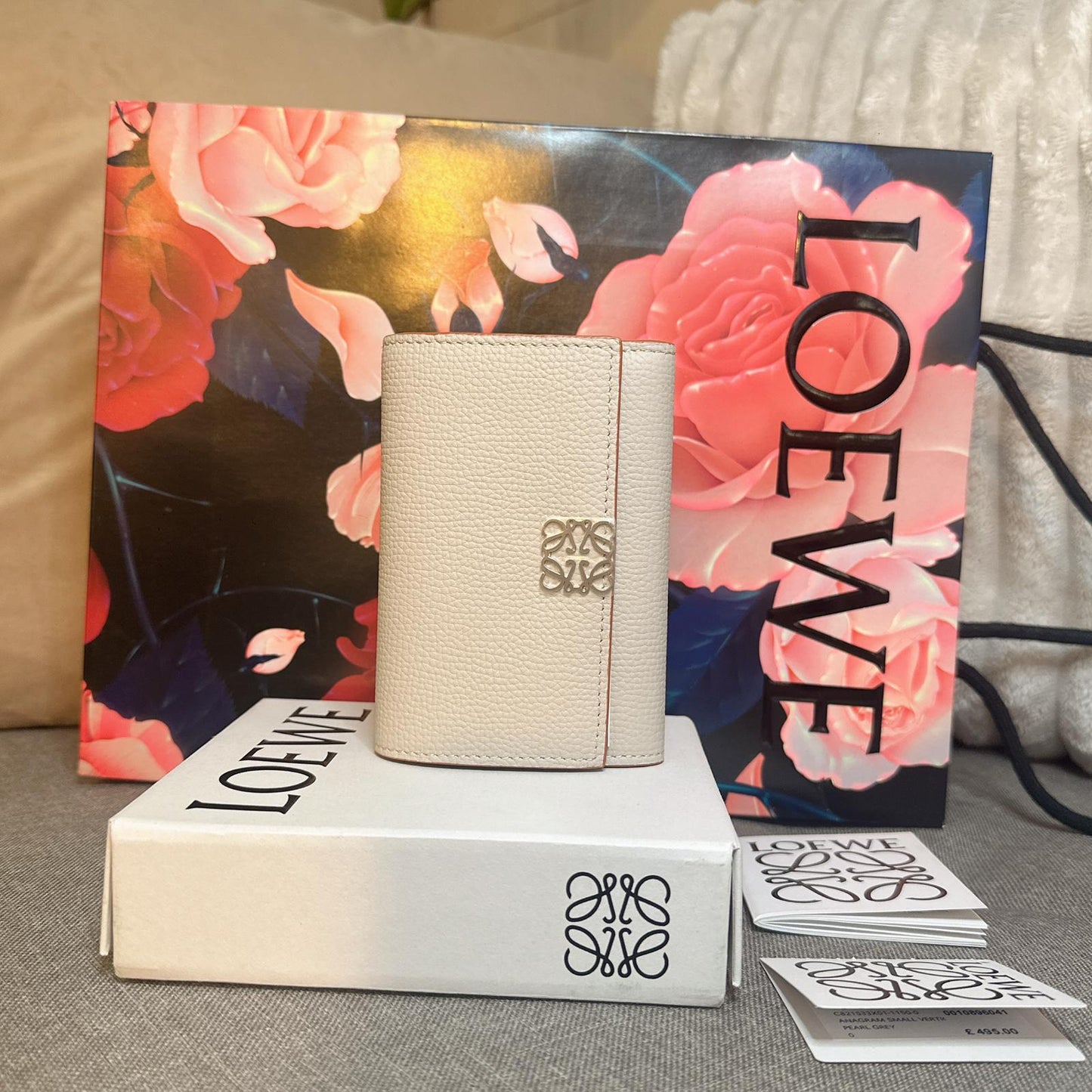 *現貨*Loewe▪️ Anagram Vertical S 小款三折短夾-幽靈白 P14000 /T24000
