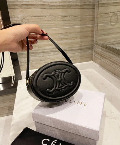 Celine CUIR TRIOMPHE 小月餅/970E1050 🉐37750🇪🇺