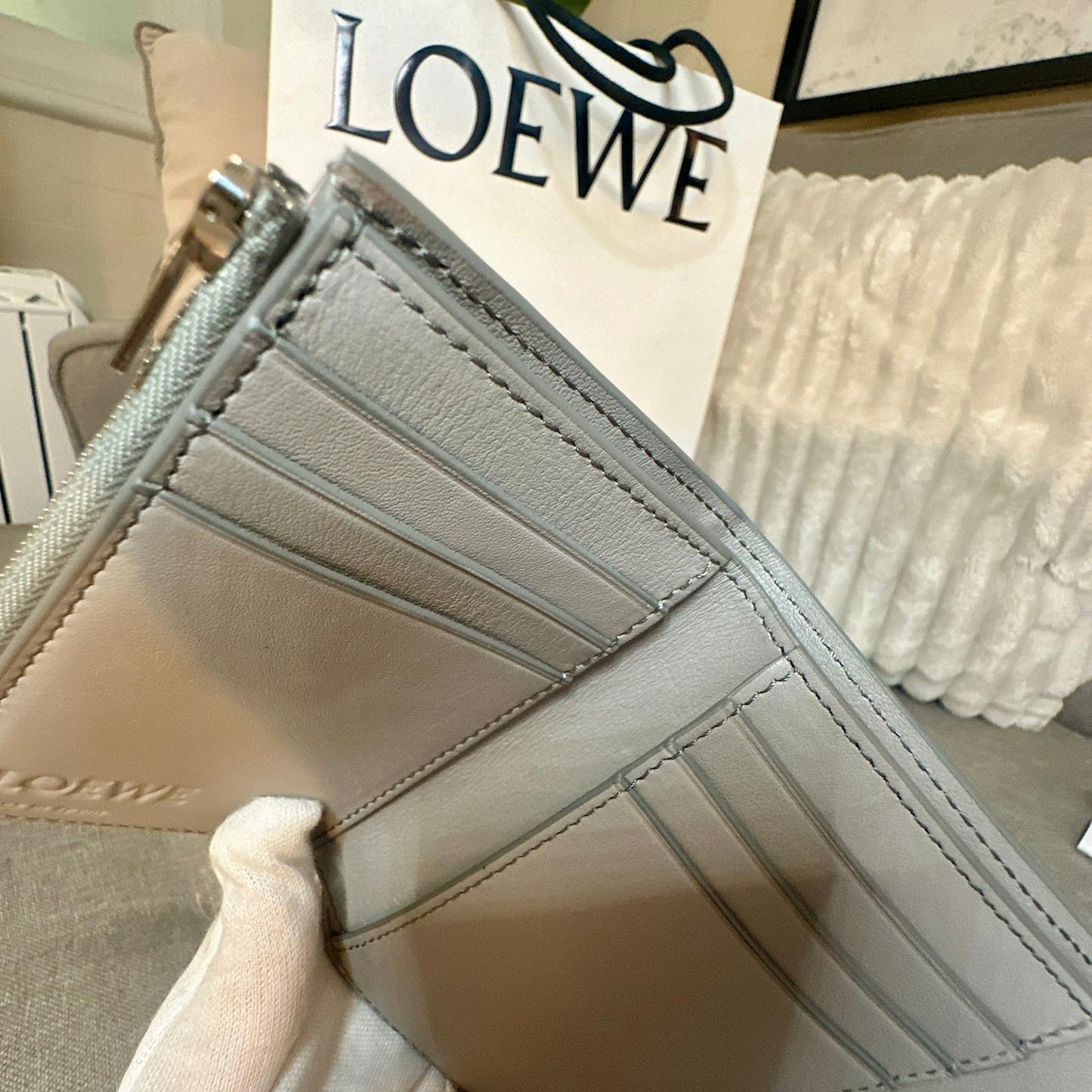 *現貨*Loewe▪️ Anagram Vertical S 小款三折短夾-珍珠灰 P14000 /T24000