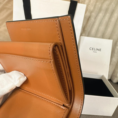 *現貨*Celine▪️Strap In Triomphe S 老花牛皮短夾-棕 P12000 /T20000