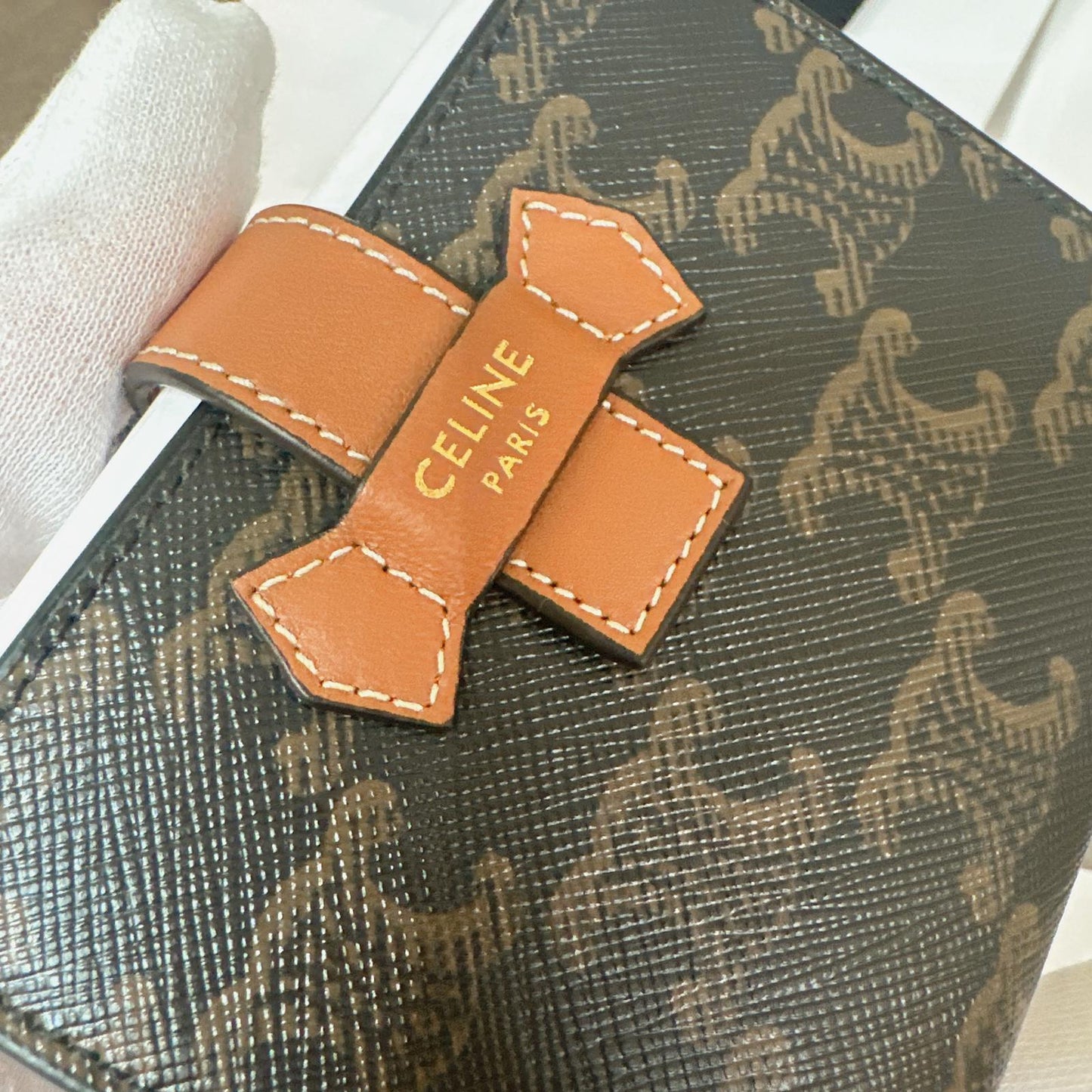 *現貨*Celine▪️Strap In Triomphe S 老花牛皮短夾-棕 P12000 /T20000