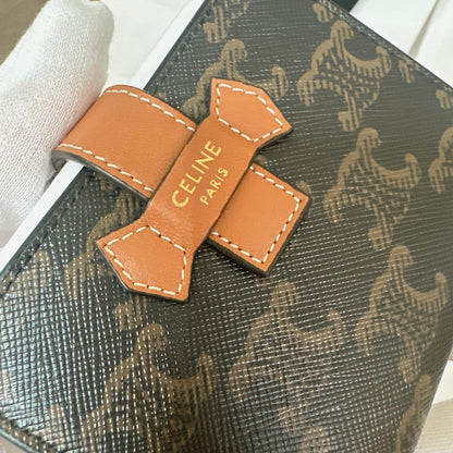 *現貨*Celine▪️Strap In Triomphe S 老花牛皮短夾-棕 P12000 /T20000