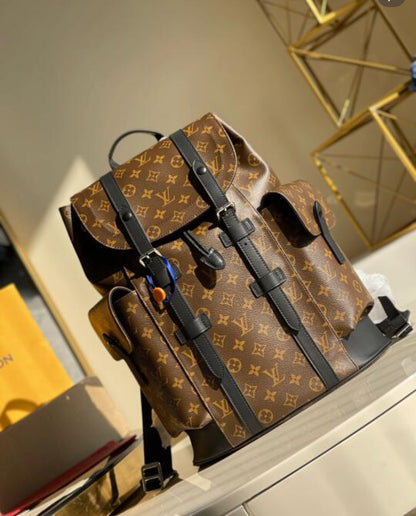 LV Christopher MM Backpack 中款男生款後背包/2520 🉐101800