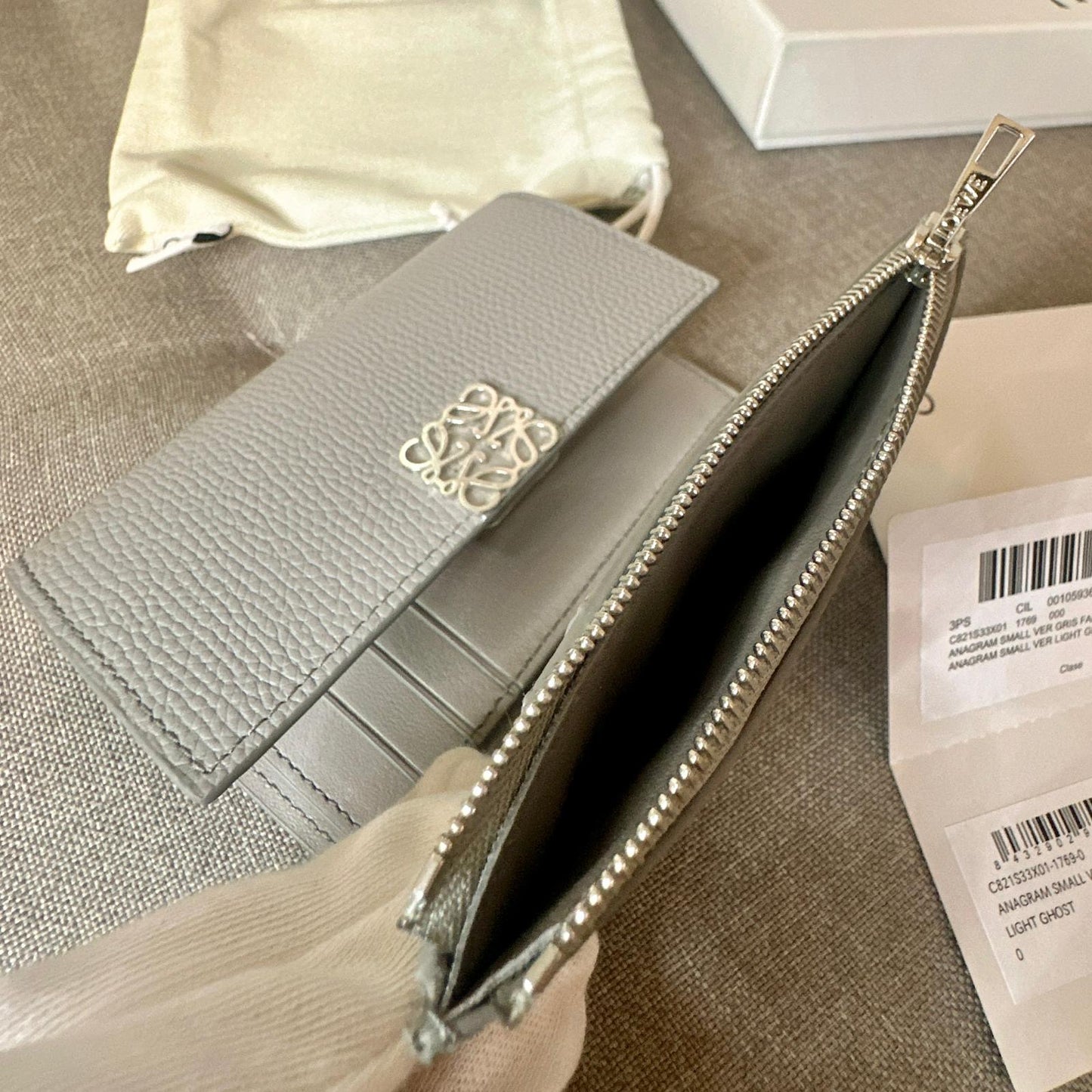 *現貨*Loewe▪️ Anagram Vertical S 小款三折短夾-珍珠灰 P14000 /T24000