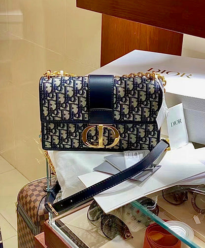 Dior▪️30 Montaigne East-West 蒙田緹花鍊條包/2550E2900 🉐102500🇪🇺