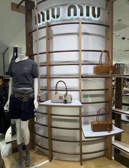 MiuMiu▪️Beau Leather 新長柄保齡球包/2600E2850 🉐103600🇪🇺
