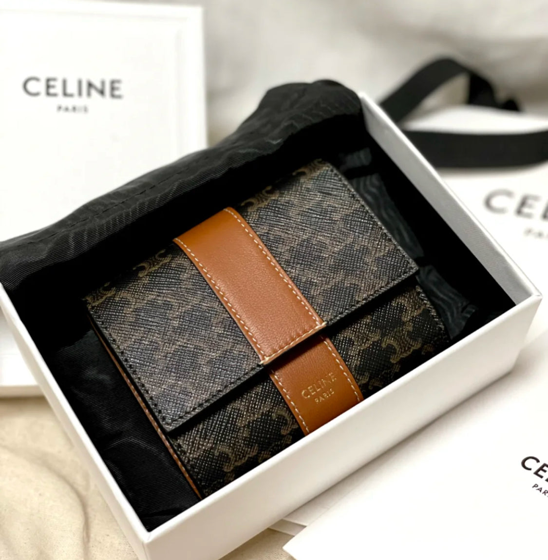 *現貨*Celine▪️ Trifold In Triomphe S 老花小羊皮短夾-棕/E430