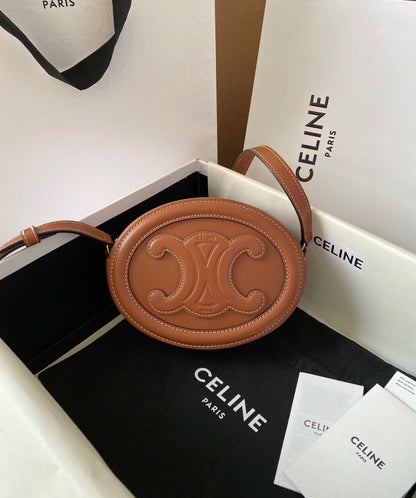 Celine CUIR TRIOMPHE 小月餅/970E1050 🉐37750🇪🇺