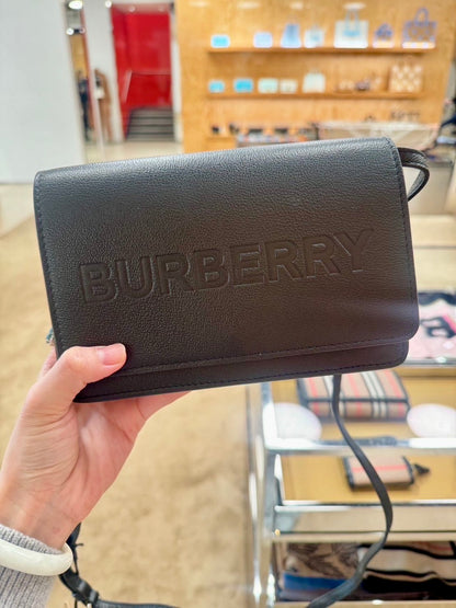 @Burberry Hampshire 壓印翻蓋側背包/P555 🔥折上七折🉐18480