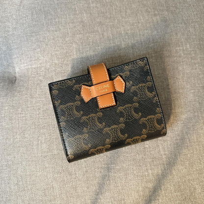 *現貨*Celine▪️Strap In Triomphe S 老花牛皮短夾-棕 P12000 /T20000