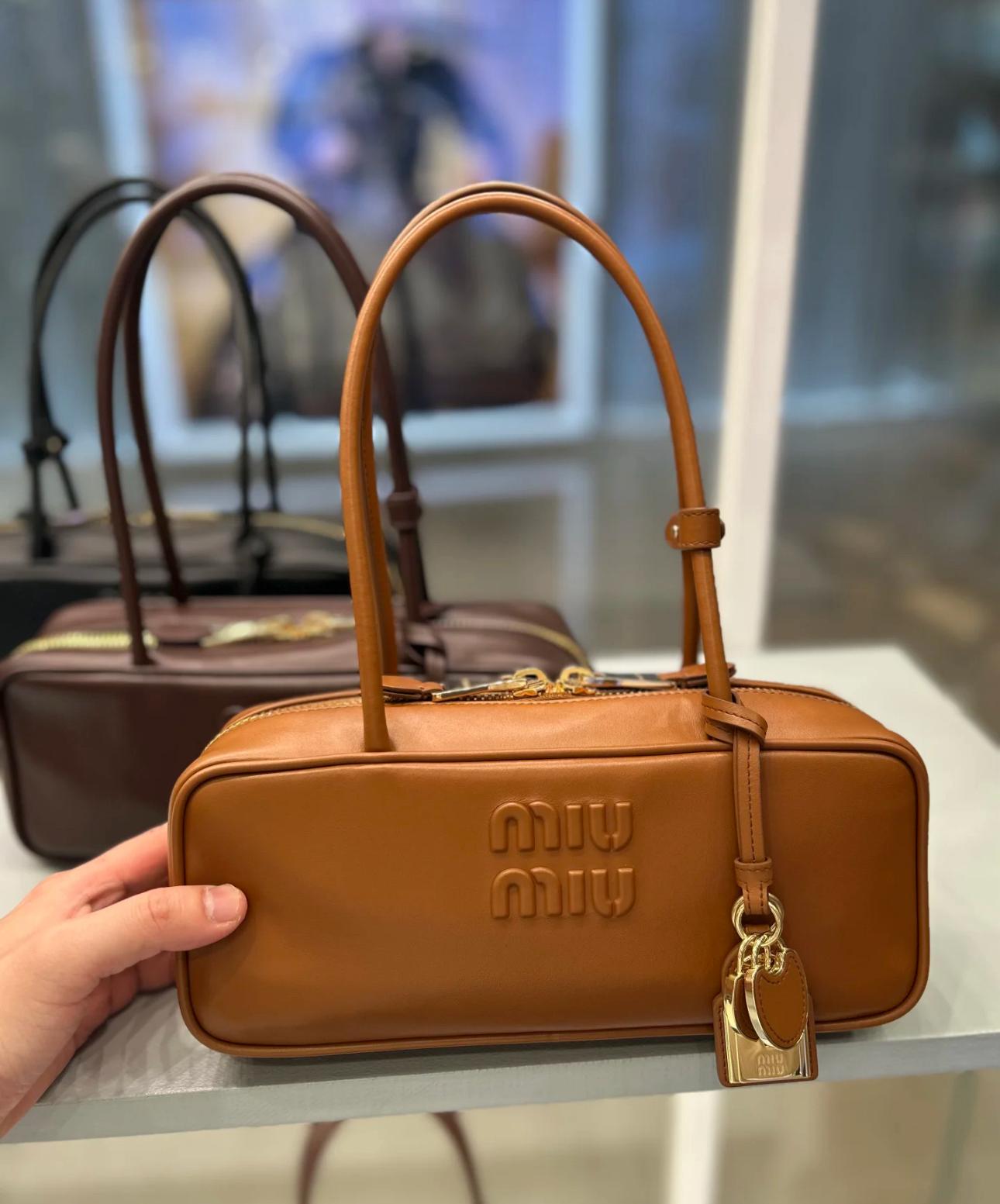 MiuMiu▪️Beau Leather 新長柄保齡球包/2600E2850 🉐103600🇪🇺