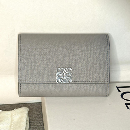 *現貨*Loewe▪️ Anagram Vertical S 小款三折短夾-珍珠灰 P14000 /T24000