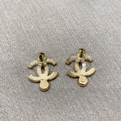 CHANEL✨| CC GOLD METAL EARRINGS 單鑽連排金色耳針 AB8946 -