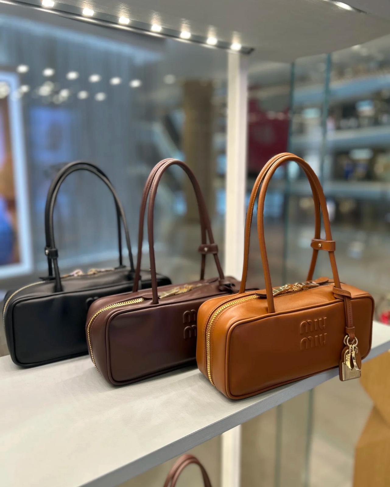 MiuMiu▪️Beau Leather 新長柄保齡球包/2600E2850 🉐103600🇪🇺