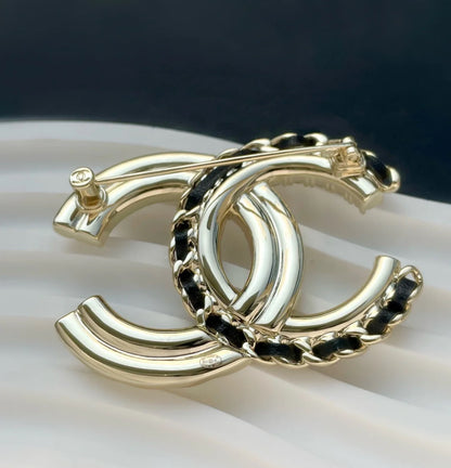 *現貨* CHANEL CC METAL BROOCH 雙C金銀水鑽皮革胸針/680