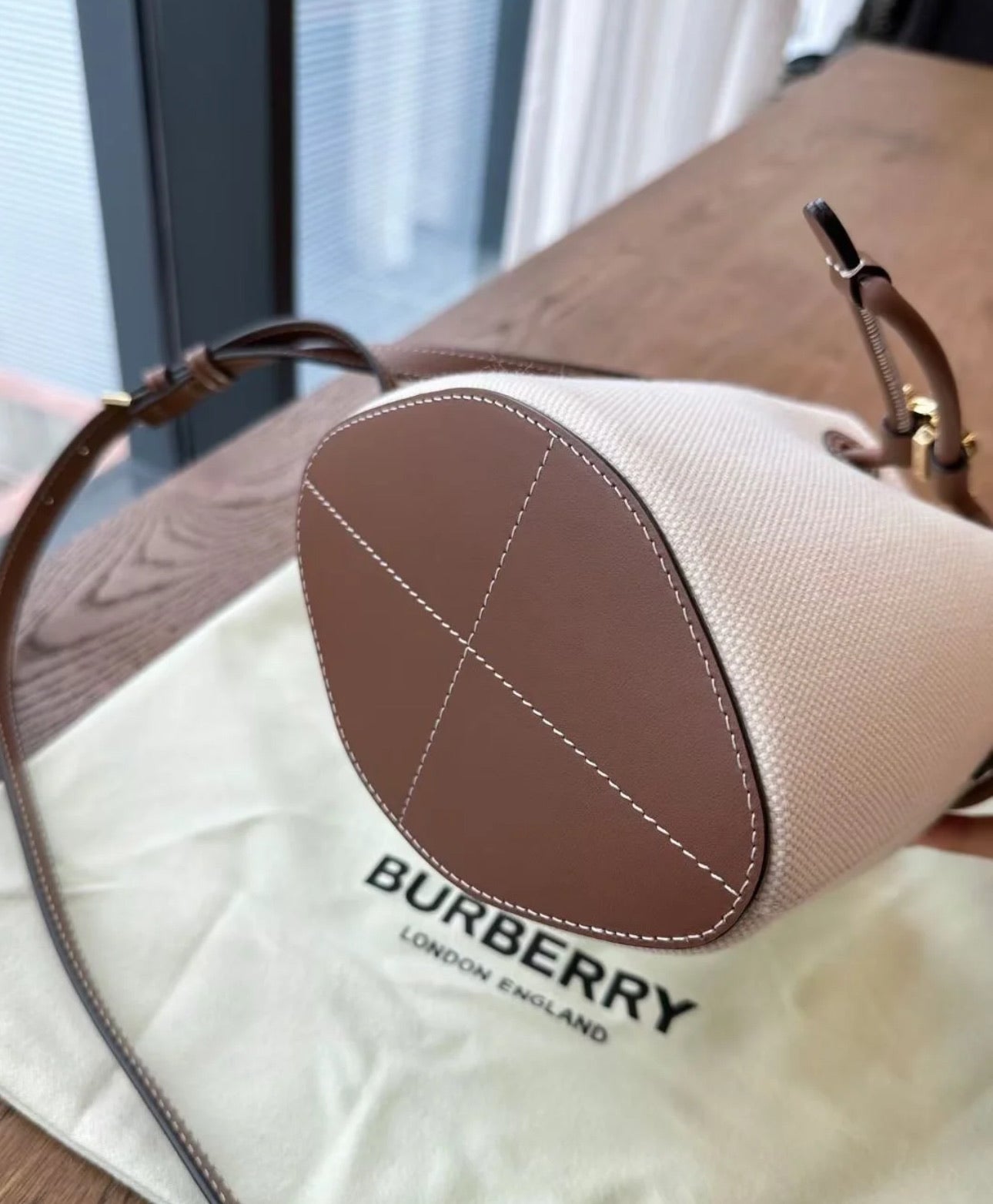 @Burberry TB 帆布水桶包/1050P740 🔔限時折🉐34300