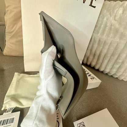 *現貨*Loewe▪️ Anagram Vertical S 小款三折短夾-珍珠灰 P14000 /T24000