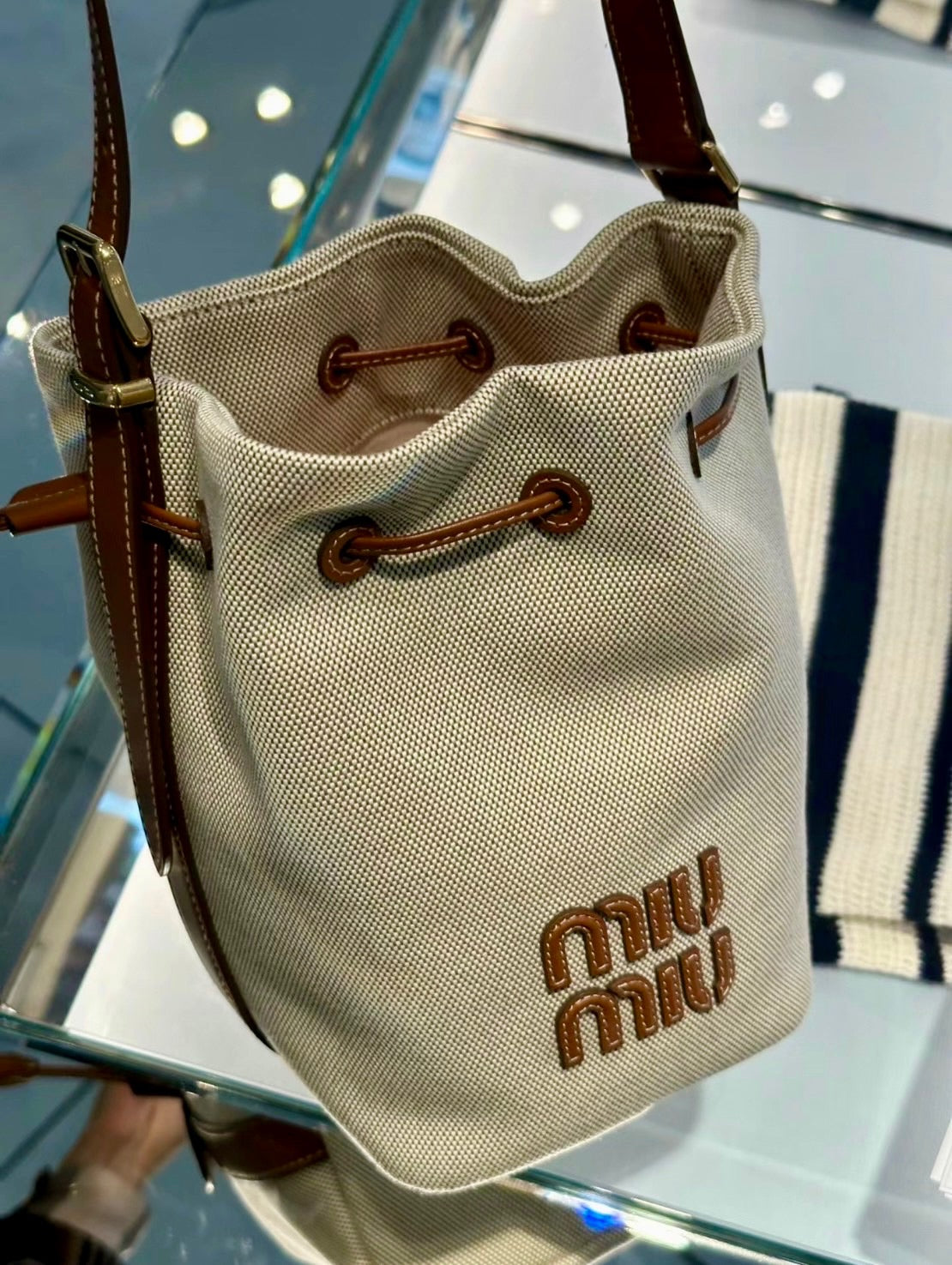 MiuMiu Canvas and leather bucket 帆布水桶包/1470E1600 🉐57000🇪🇺