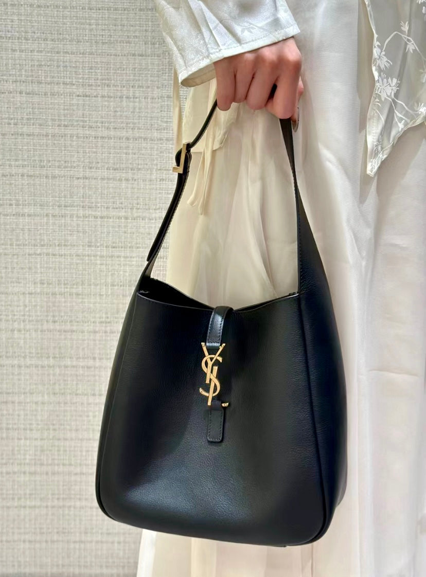 YSL Le 5 à 7 Hobo S 小款肩背包/1950E2100 🉐74500🇪🇺