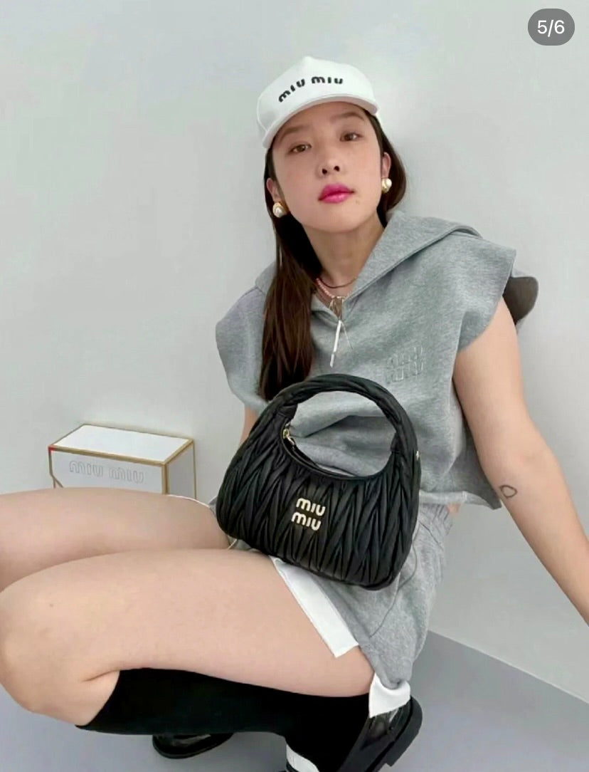 MiuMiu Wander Matelasse Nappa Hobo 小款半月腋下包/1840E2000 🉐69980🏷️